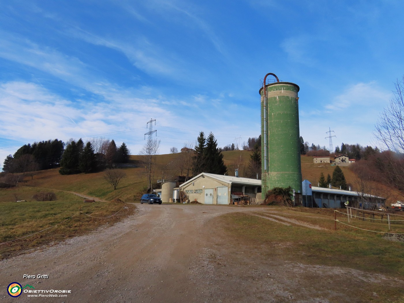 05 A Lavaggio (1190 m) con alto silos-palestra d'arrampicata lasciamo l'auto.JPG